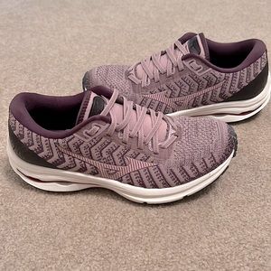 Mizuno Wave Rider 24 size 7.5